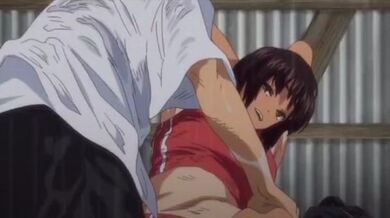 第一集“蜗牛”田径女子在雨下个不停的远离村庄的公交车站小屋里等着一辆巴士